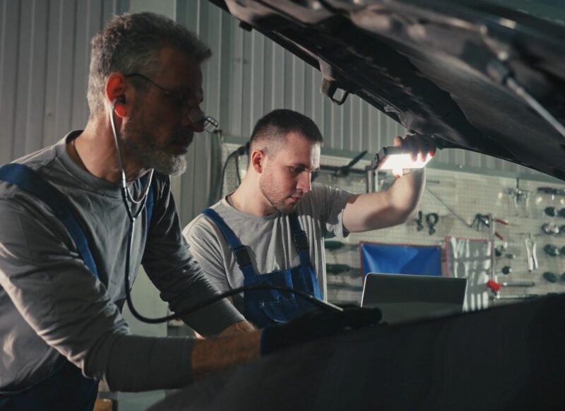 dva majstora rade veliki servis