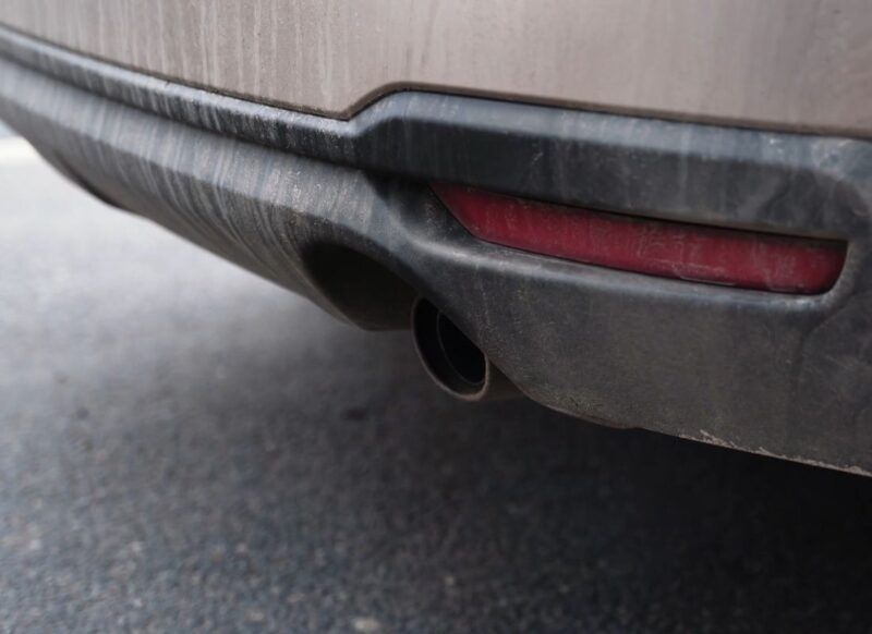 prikaz kondenzacije auspuha na automobilu