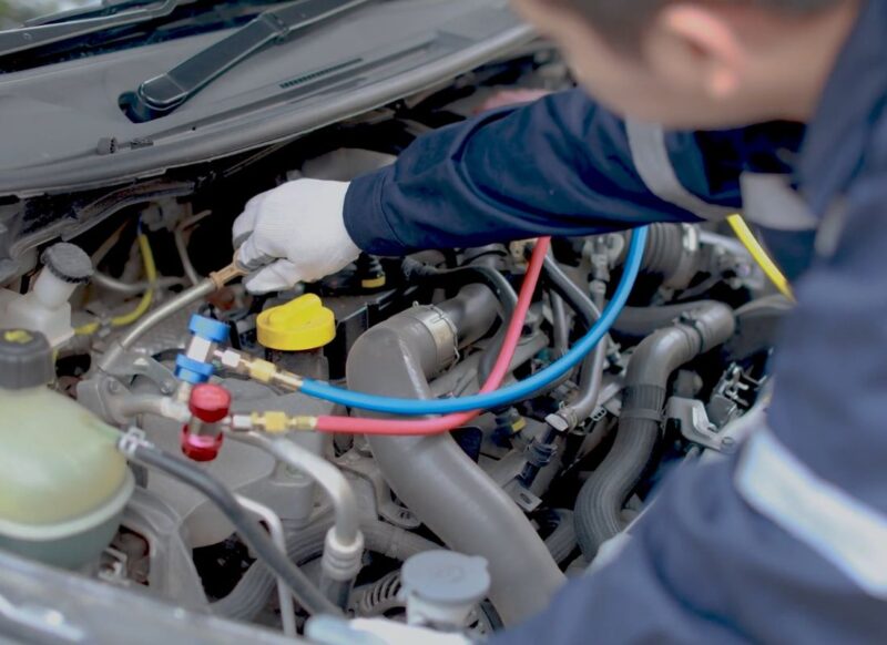 momak proverava filter u automobilu