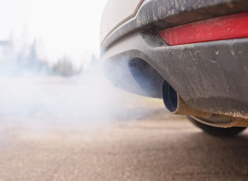 prikaz auspuha iz kod izlazi beli dim