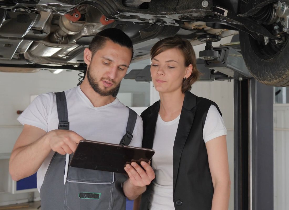 prikaz dvoje radnika koji rade veliki servis na automobilu